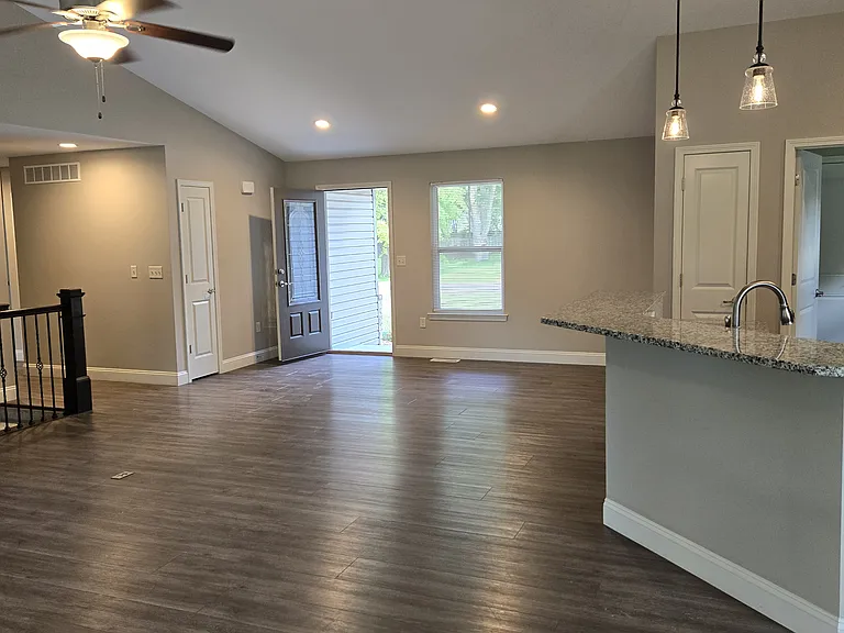 75 Lucinda Dr — Photo 10