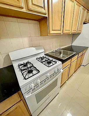 1st image of 140-21 Burden Cres #10