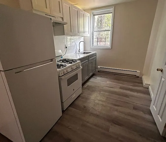 484 Walnut St — Photo 2