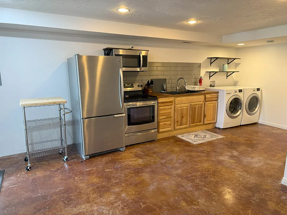 Full, modern kitchen