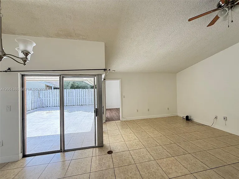 21393 NE 8th Ct #3 — Photo 26