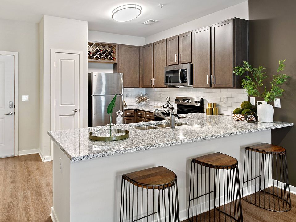 Bright Modern Kitchen with Breakfast Bar
