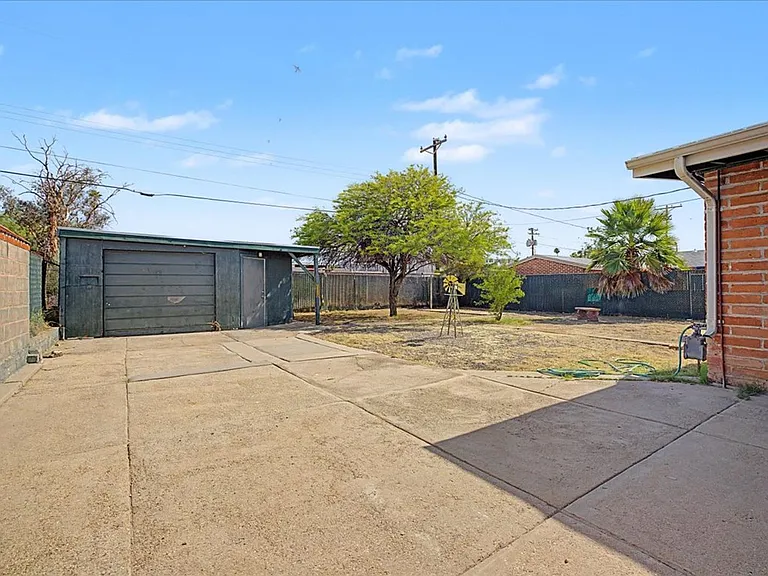 5716 E 4th St — Photo 27