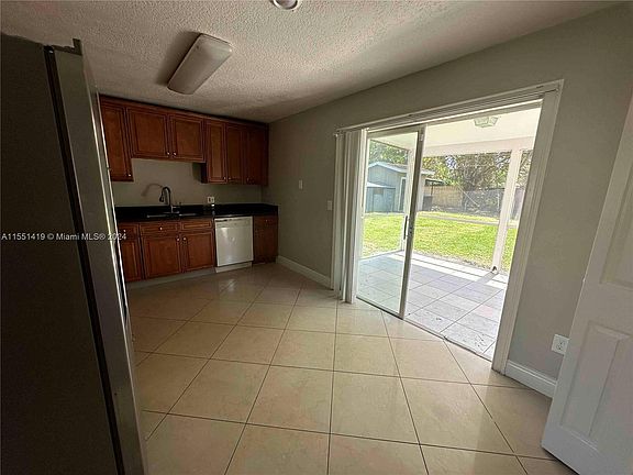 3rd image of 3880 Sierra Dr