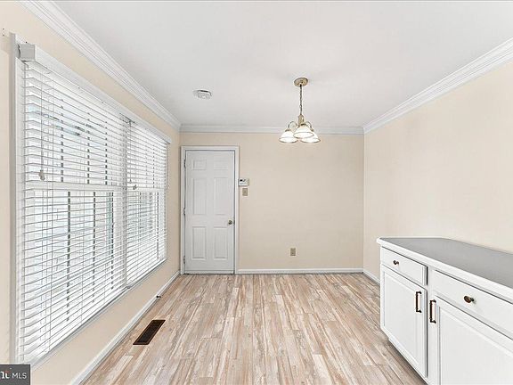 4th image of 402 Sumner Way