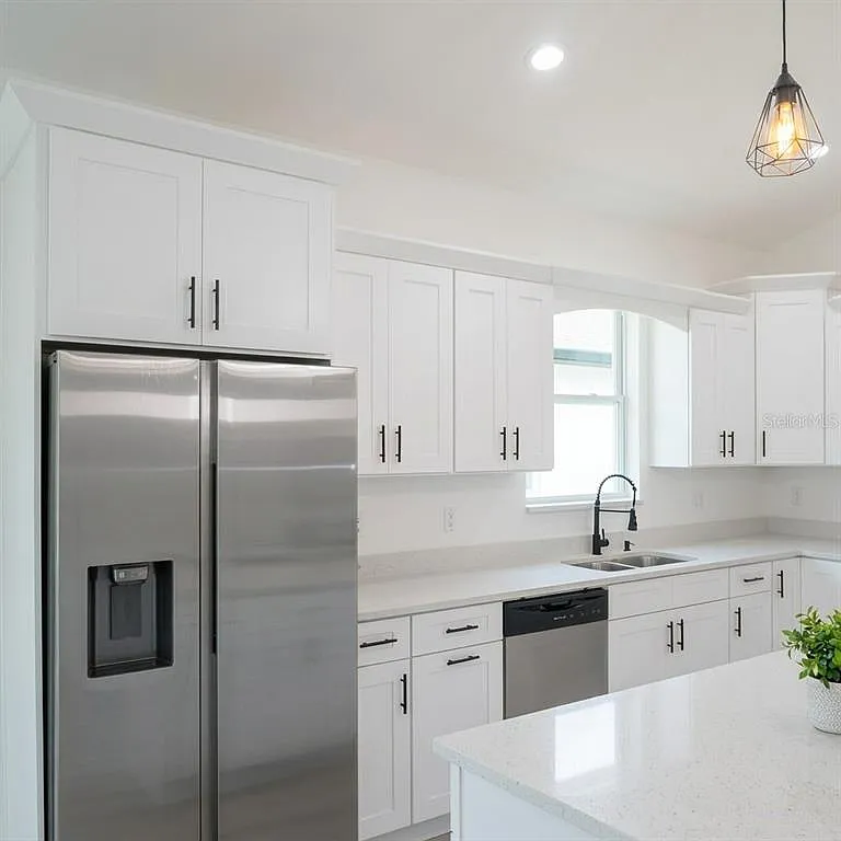 4 bed, 2.5 bath, 2030 sqft, $3,400 — Photo 3