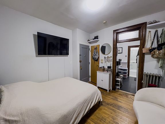4th image of 42 Bank St #13B