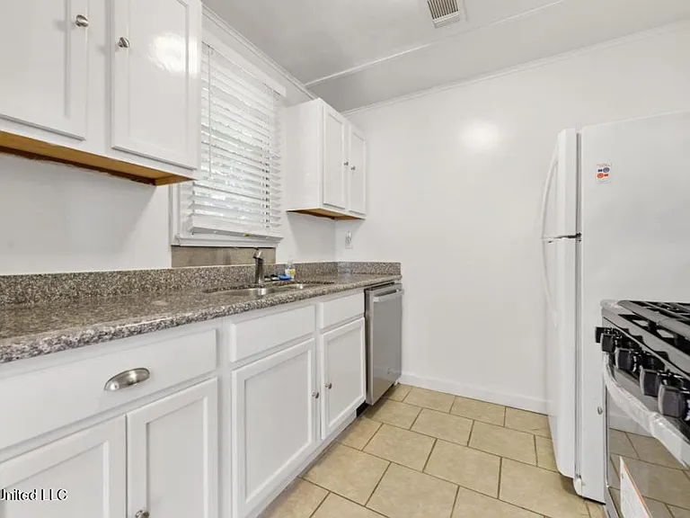 1076 Cherokee St — Photo 10