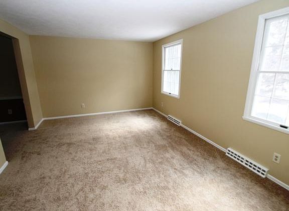 3rd image of 46 Boxwood Ln