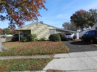 84 Thorny Apple Ln, Levittown, PA 19054
