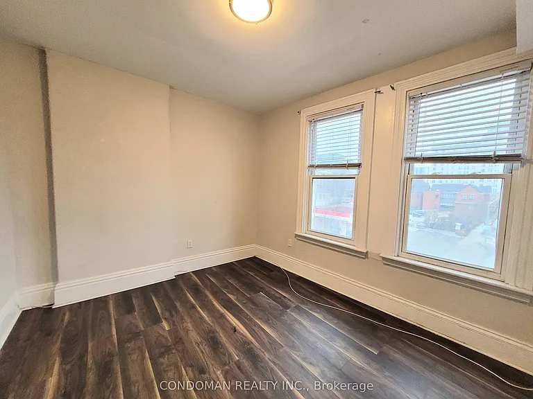 139 1/2 John St S #6 — Photo 10