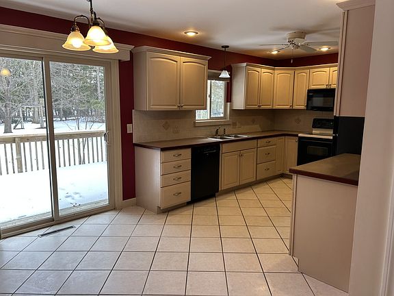 Kitchen and eat-in dinning room (entering from living room).