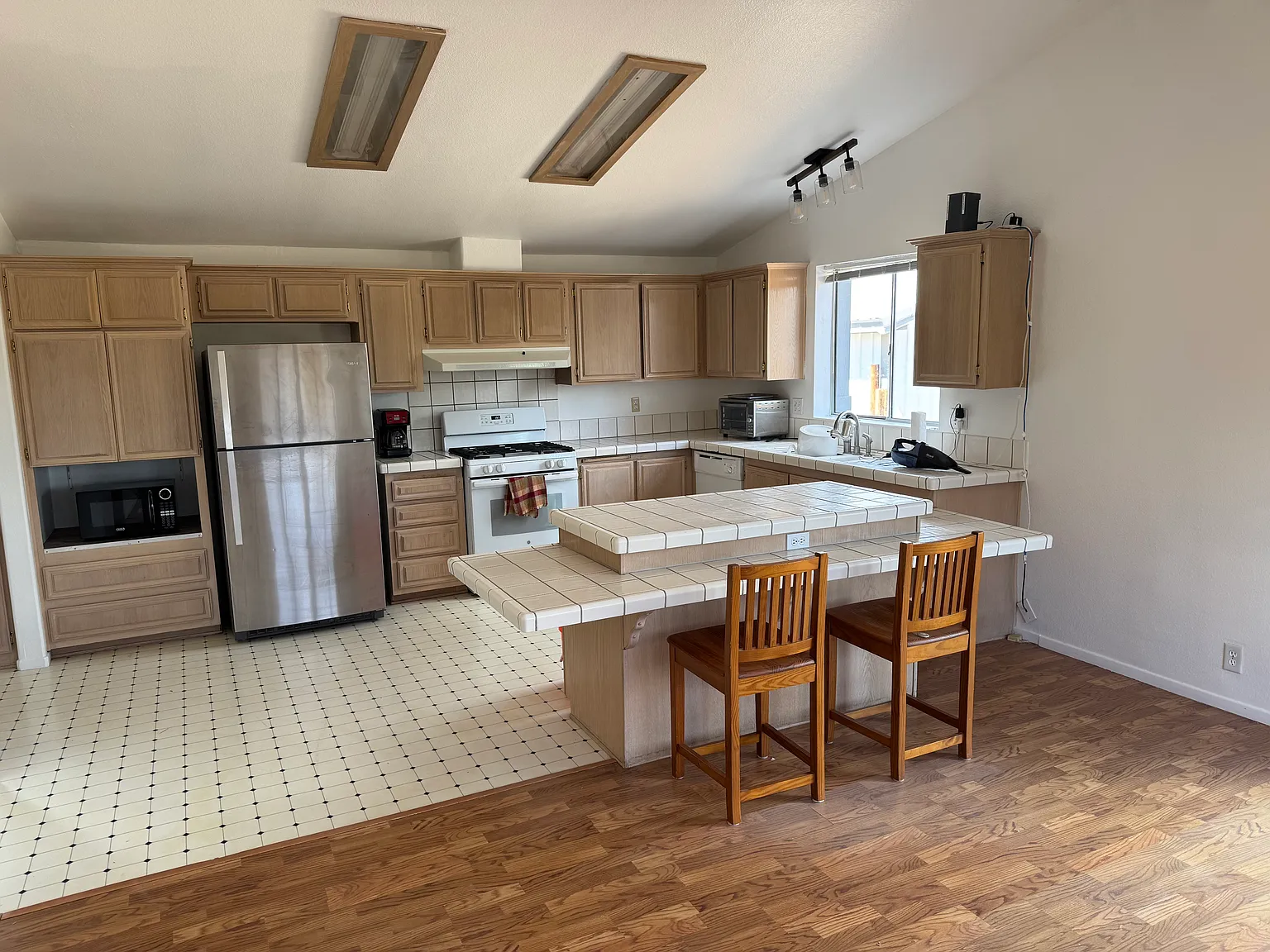 3 bed, 1716 sqft, $2,200 — Photo 3