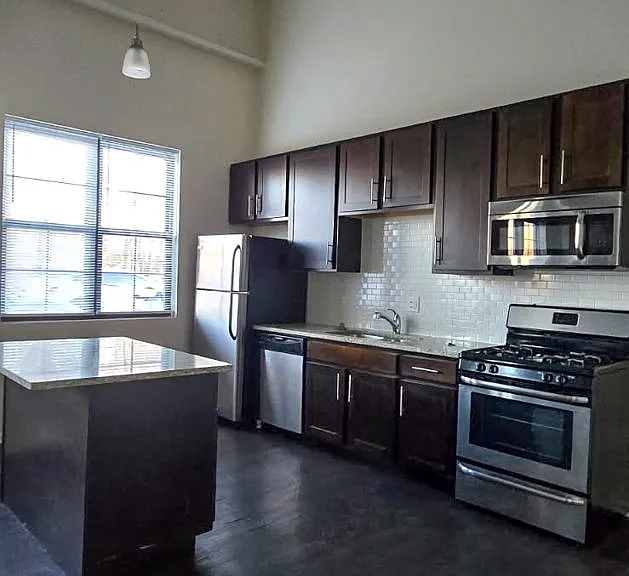 5822 N Western Ave — Photo 2