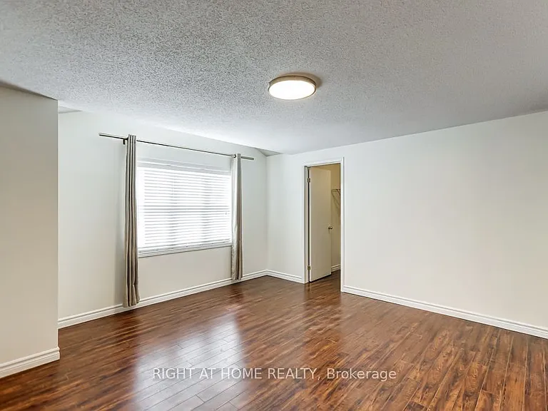 402 Lausanne Cres — Photo 18