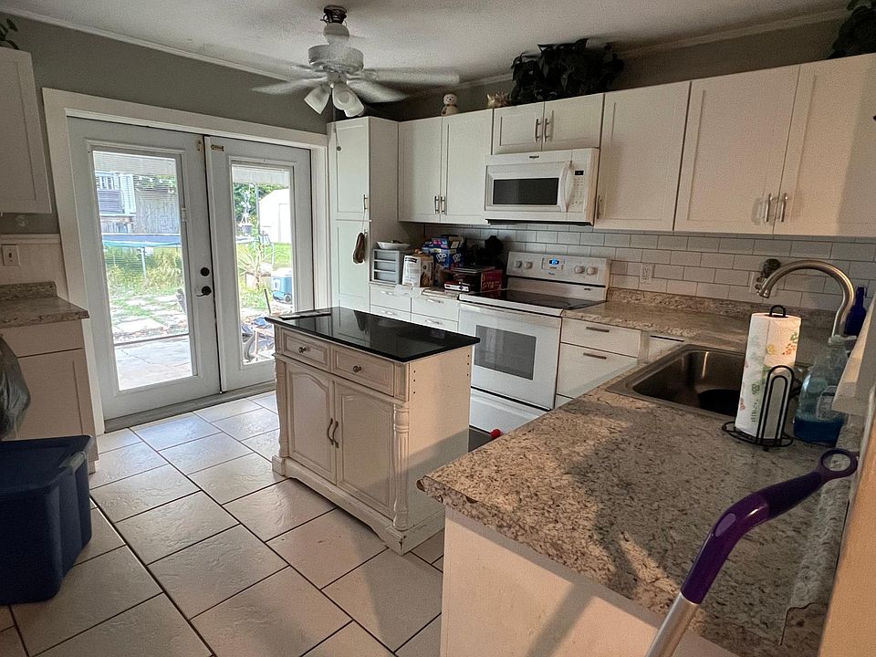 Huge kitchen For entertainment