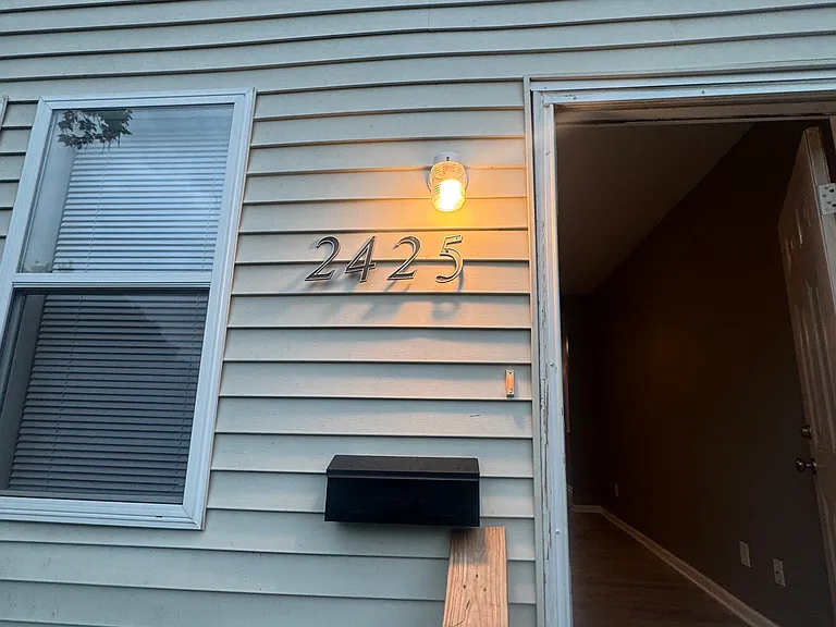 2425 Cedar St — Photo 1