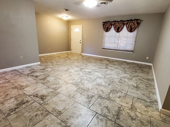 3rd image of 2602 Mariposa Ln