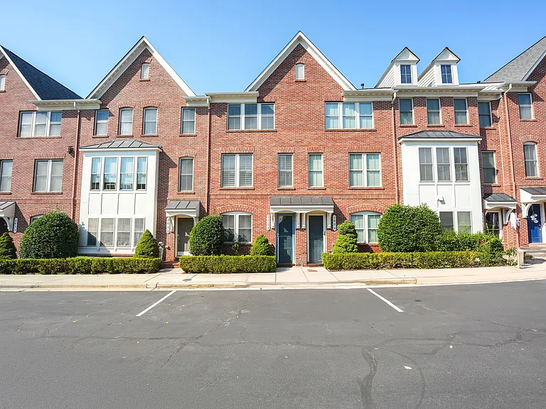 2608 S Kenmore Ct — Photo 2