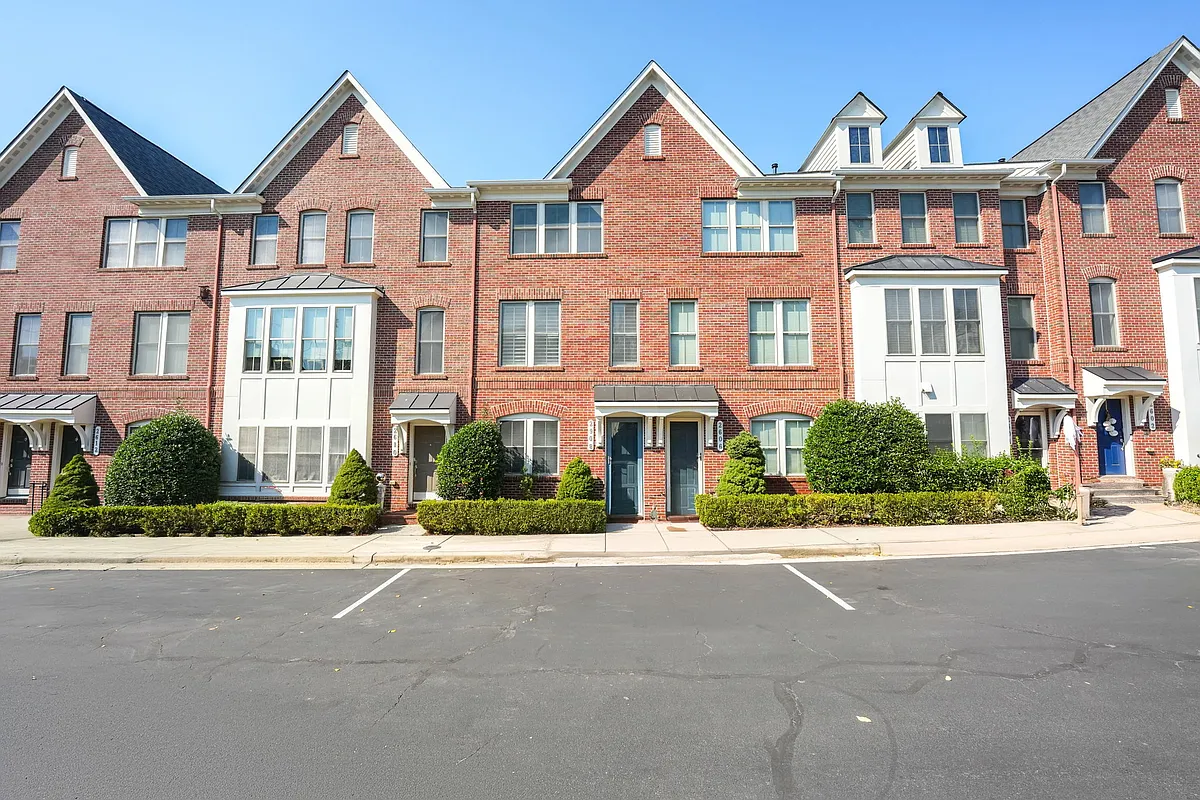 Building Photo - 2608 S Kenmore Ct