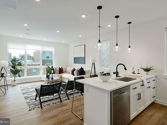 3rd image of 2421-27 Mascher St #301