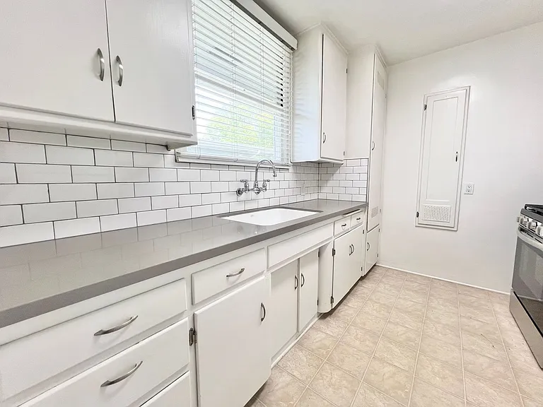 Sun-Filled 1 Bedroom in Park Estates | Garage Parking Available & On-Site Laundry — Photo 7