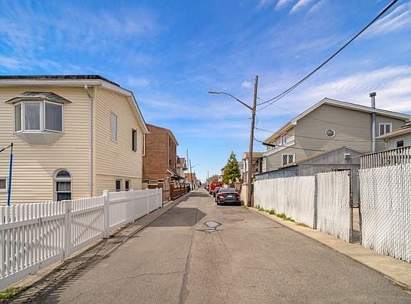 4th image of 10 Canton Ct