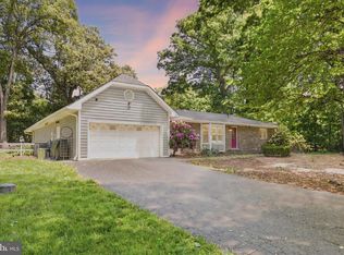 14 Oak Ln, Sterling, VA 20165