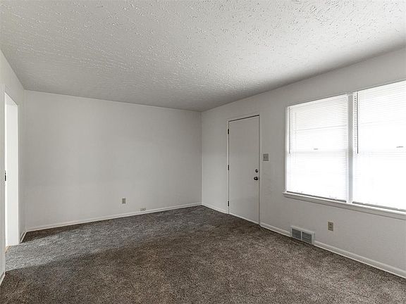 5th image of 804 E Carroll Ln