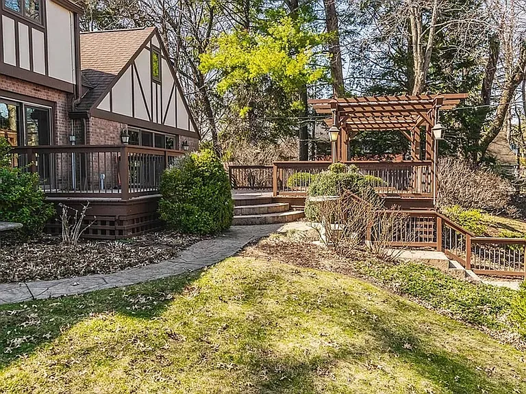 1209 E University St — Photo 6