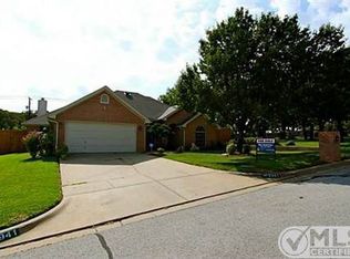 2941 Oak Ridge Dr, Hurst, TX 76054