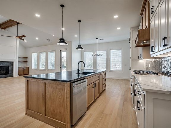 4th image of 15513 Aparados Way
