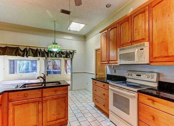 3rd image of 104 Thistlewood Cir
