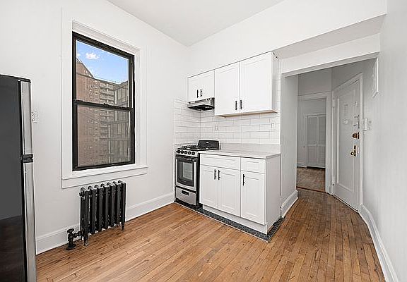 3rd image of 340 E 5th St APT E2
