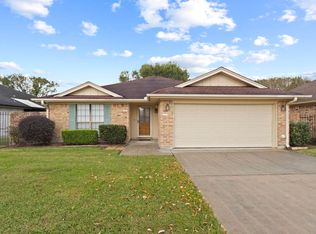 323 Castle Dr, Port Neches, TX 77651