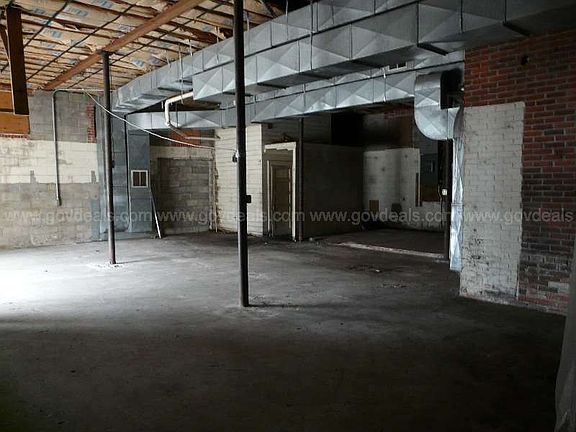 4th image of 105 Main St W