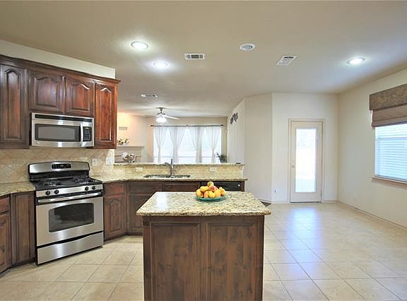 4th image of 1421 Deer Hollow Dr