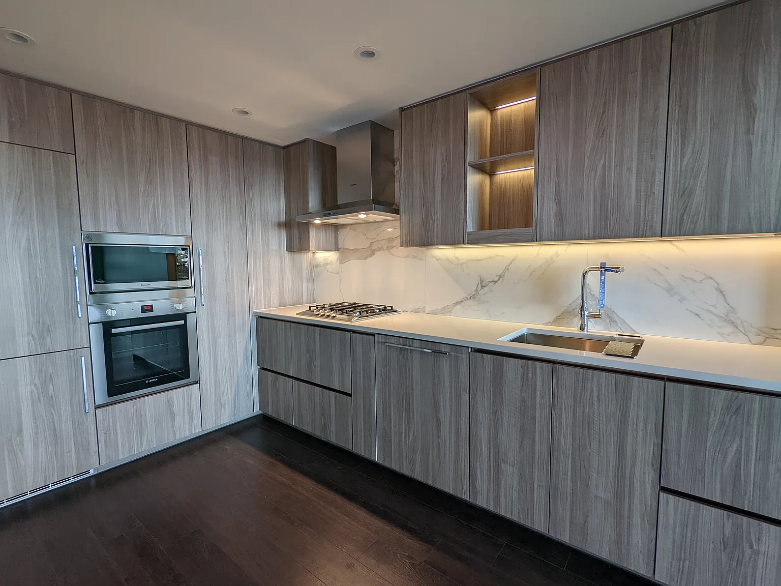 9887 Whalley Boulevard Surrey — Photo 2