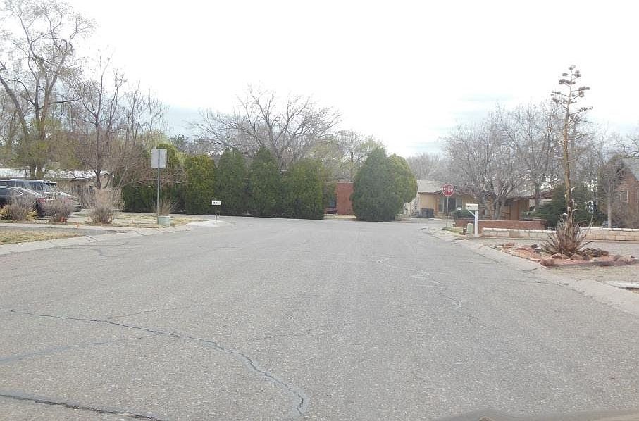 2nd image of 815 Floretta Dr NW