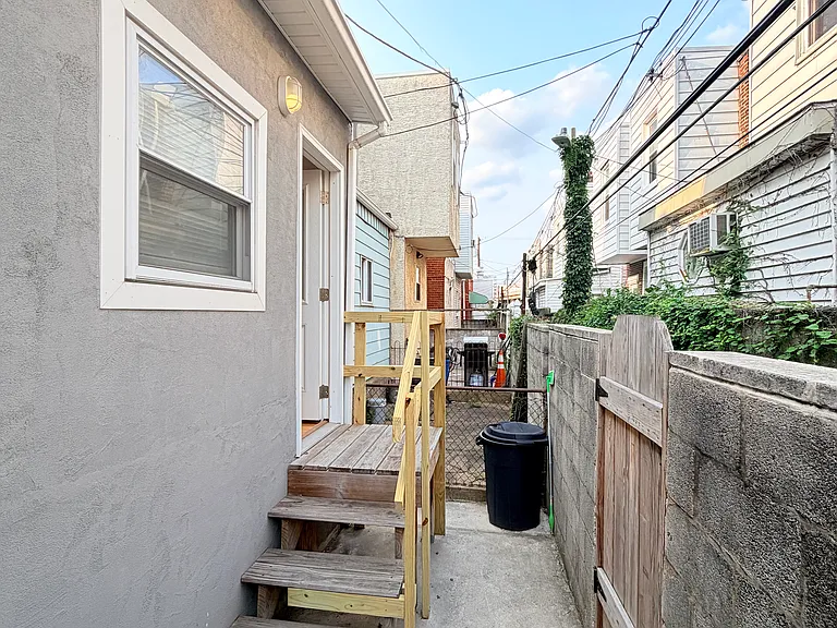 2321 S Front St — Photo 7