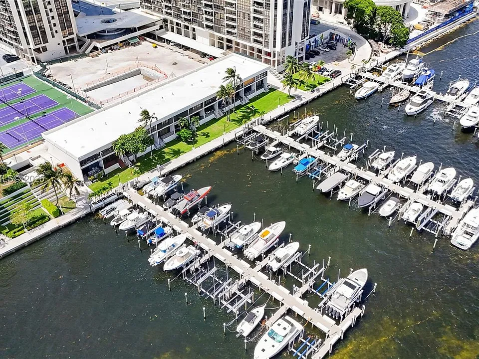 1915 Brickell Ave #C1607