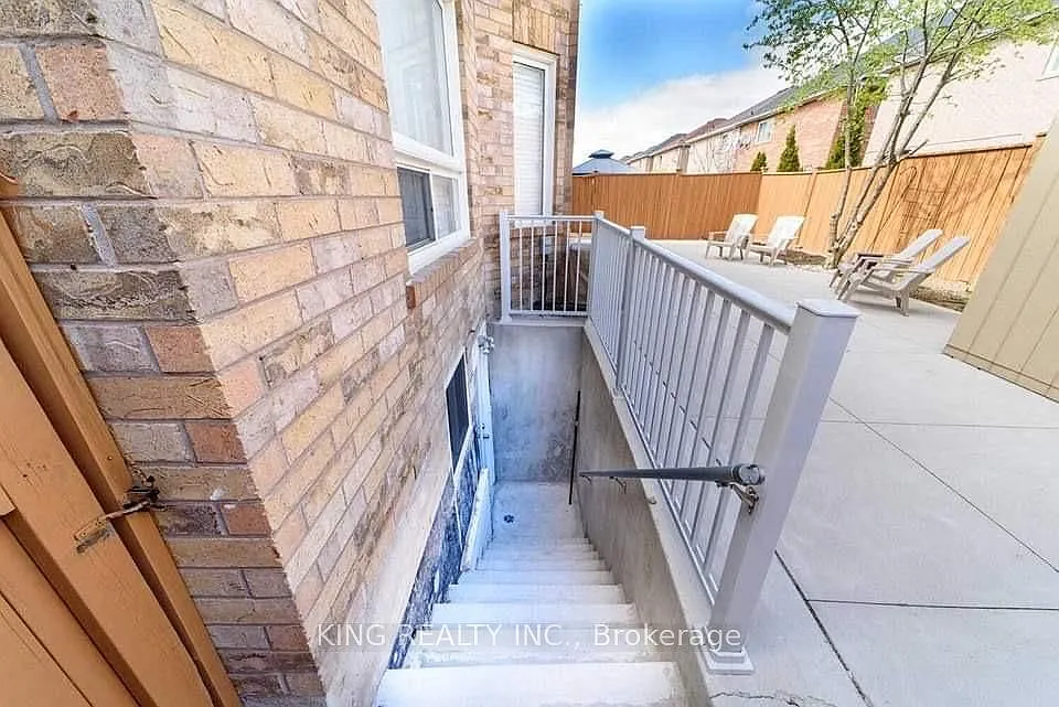 8 Ferncroft Pl #BASEMENT