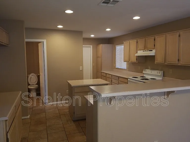 6822 W Louise Dr — Photo 3
