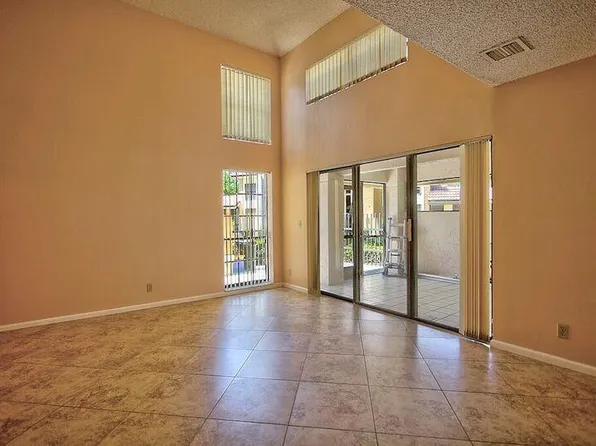 366 Prestwick Cir APT 1, Palm Beach Gardens, FL 33418