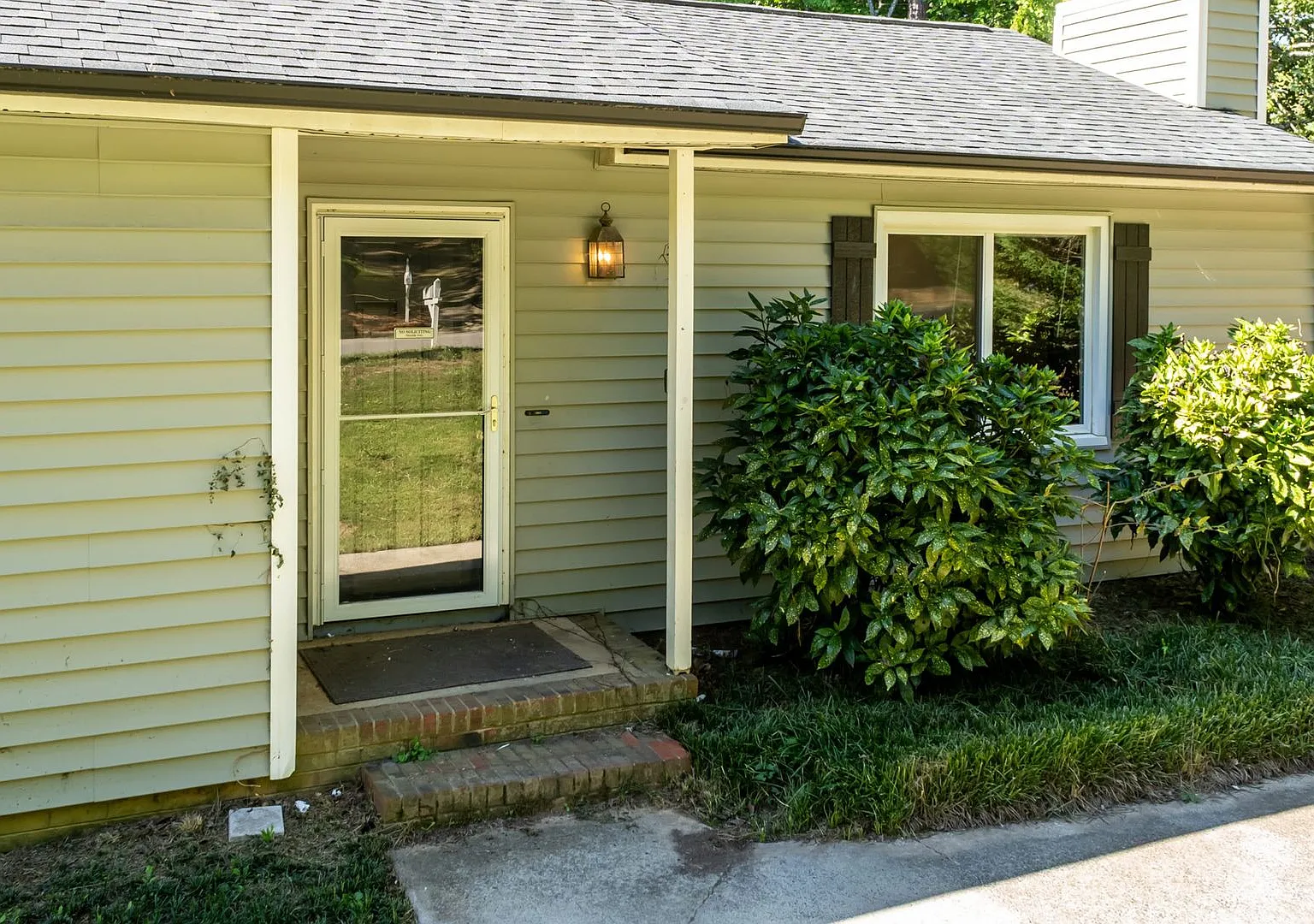 Updated 3 Bed Ranch with Fireplace & Huge Back Deck in Cary! — Photo 4