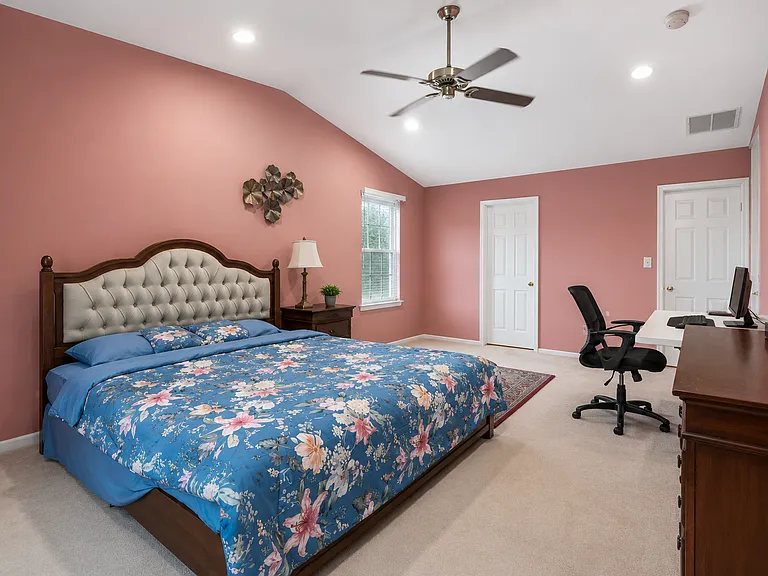 19 Hyde Park Dr — Photo 12