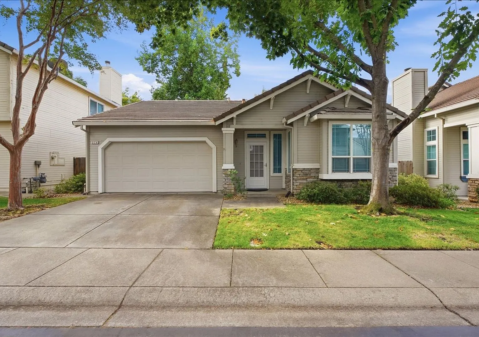 374 Coventry Cir — Photo 1