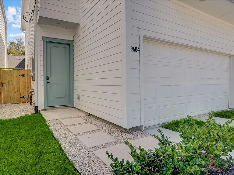 9604 Burden St — Photo 7