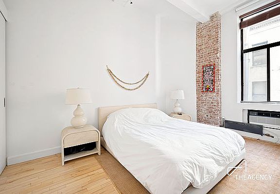 5th image of 39 E 12th St APT 302
