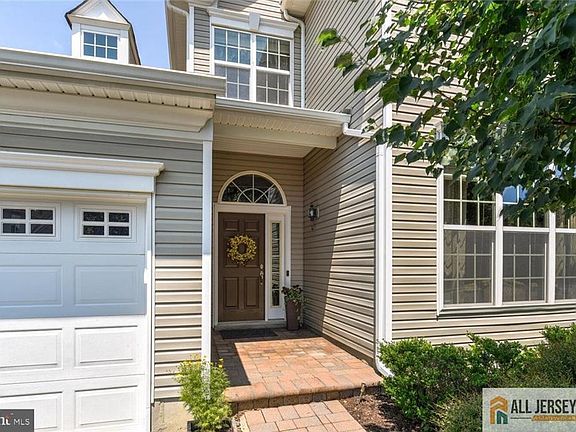 3rd image of 118 Andover Dr S